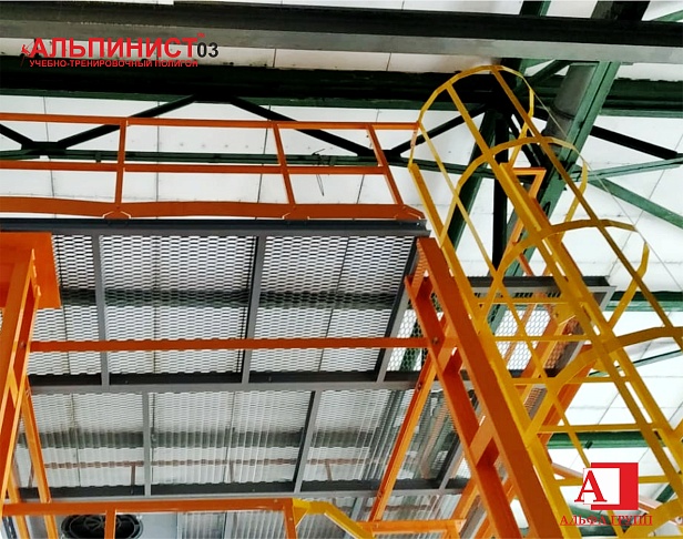 Ленинградская область, г. Волхов. Волховский филиал АО «Апатит» для повышения уровня безопасности при работе на высоте  тренируются на учебном полигоне "АЛЬПИНИСТ" -03